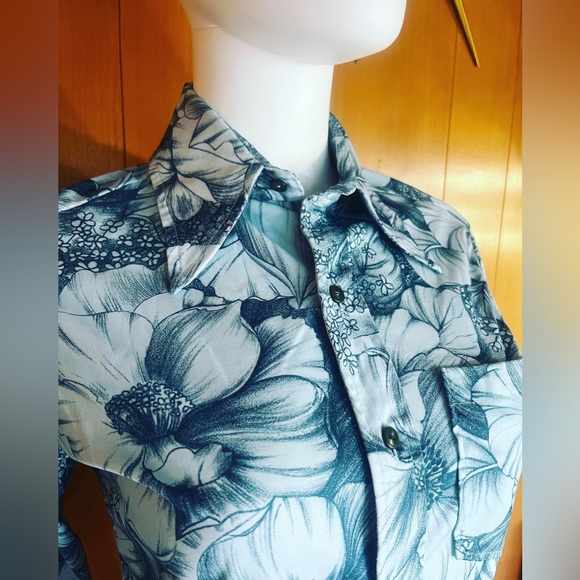 Vintage Dagger Collar Button Down - Picture 2 of 4